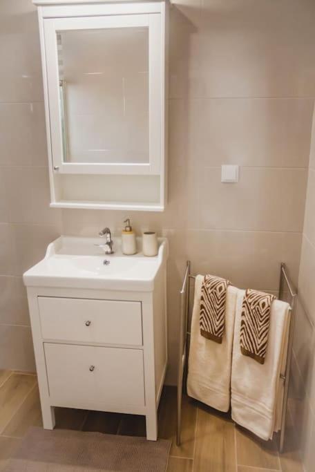 Lovely & Bright Renovated Apt. W/ Balcony In Lagos Extérieur photo